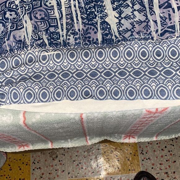 Fang Sheer Pattern Top sz. M - Picture 4 of 4